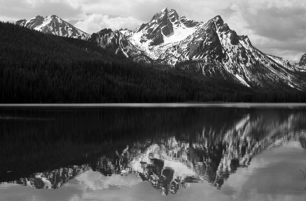 Detail Mountain Black And White Nomer 16