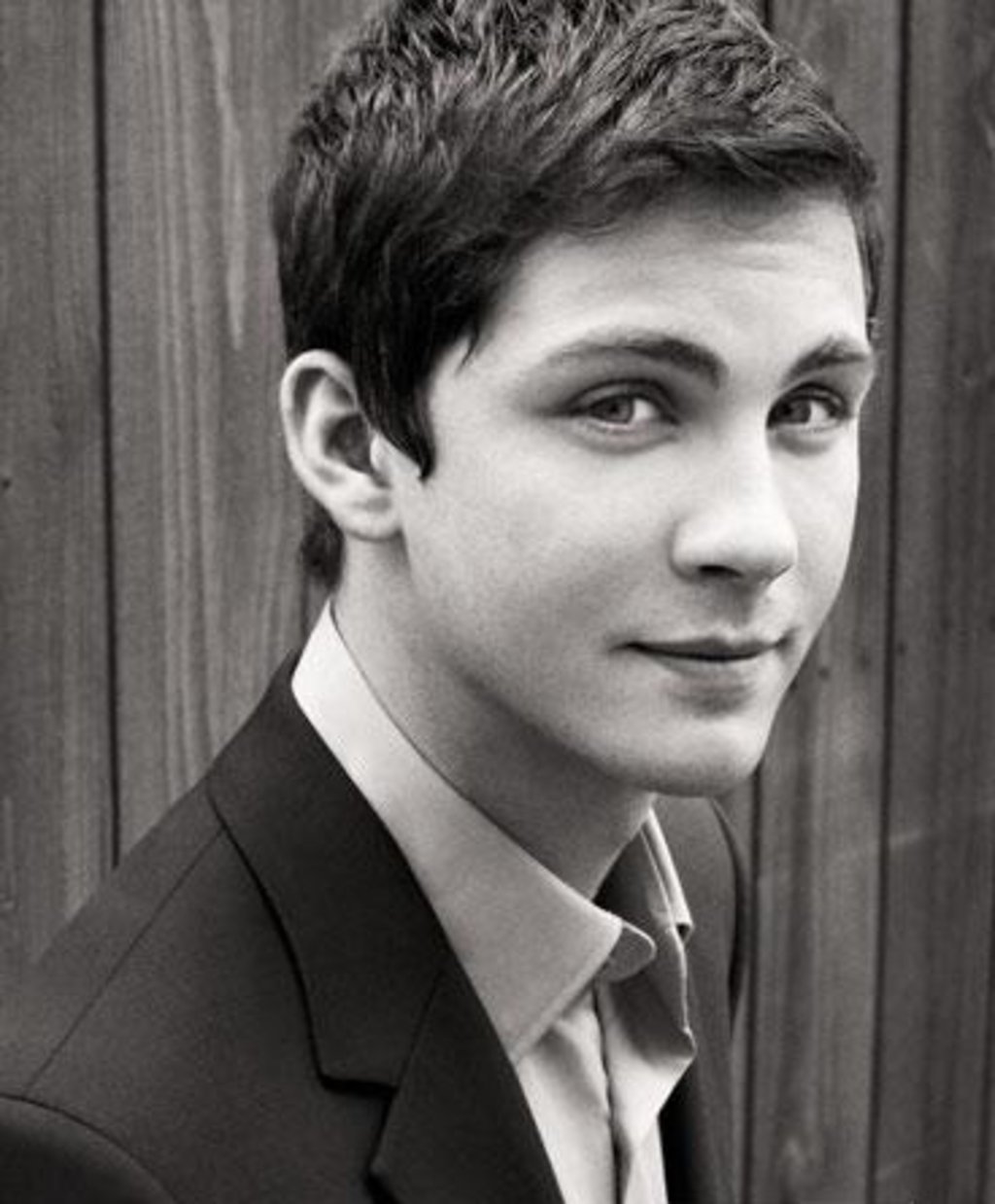 Detail Logan Lerman Photoshoot Nomer 43