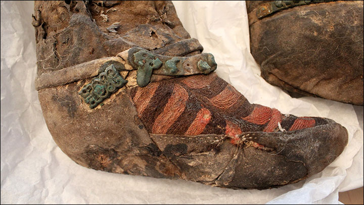 Detail Mummy Found Wearing Adidas Nomer 5