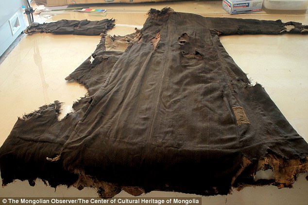 Detail Mummy Found Wearing Adidas Nomer 44