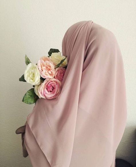 Detail Muslimah Memegang Bunga Nomer 17