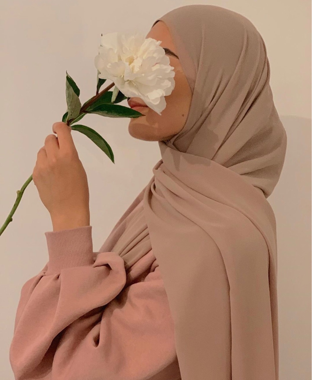 Detail Muslimah Memegang Bunga Nomer 25
