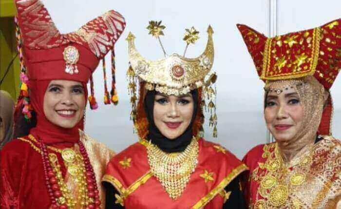 Detail Nama Pakaian Adat Dan Gambarnya Nomer 16