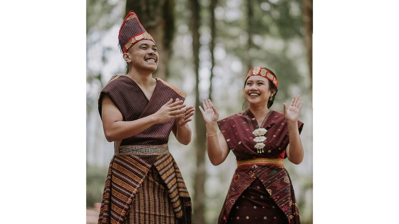 Detail Nama Pakaian Adat Dan Gambarnya Nomer 34