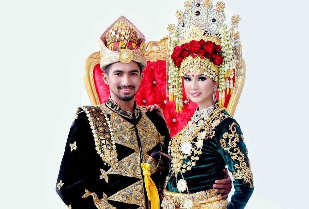 Detail Nama Pakaian Adat Dan Gambarnya Nomer 38