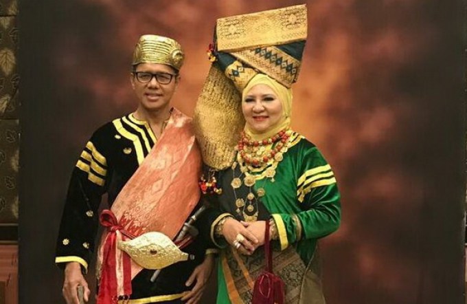 Detail Nama Pakaian Adat Dan Gambarnya Nomer 46