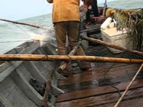 Detail Nelayan Menangkap Ikan Di Laut Nomer 31