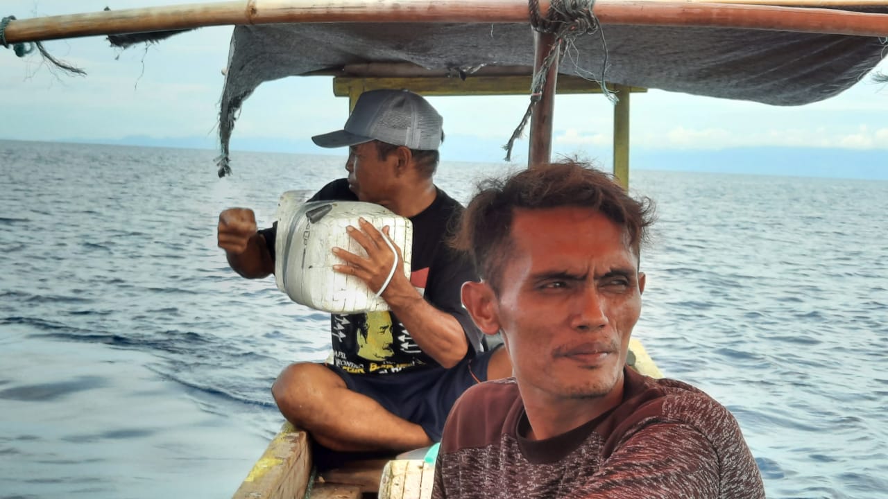 Detail Nelayan Menangkap Ikan Di Laut Nomer 49