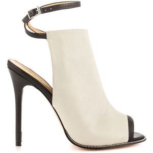 Detail Oma In High Heels Nomer 3