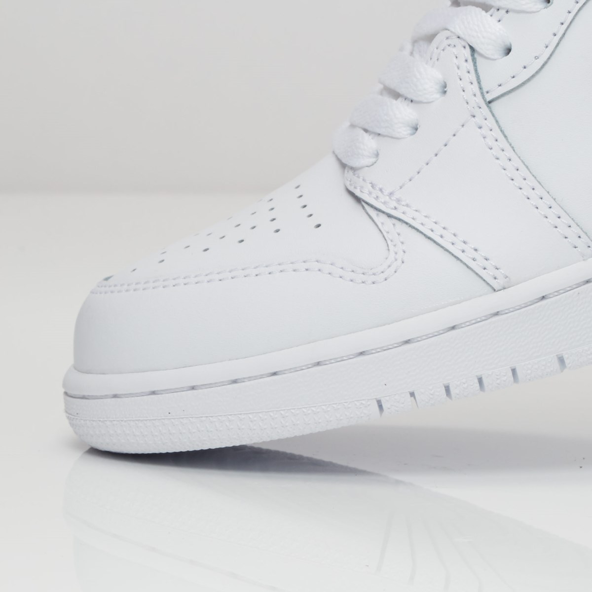Detail Nike Air Jordan Putih Nomer 22