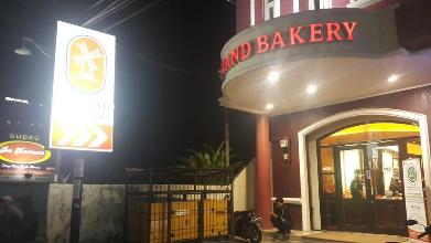 Detail Logo Holland Bakery Nomer 49