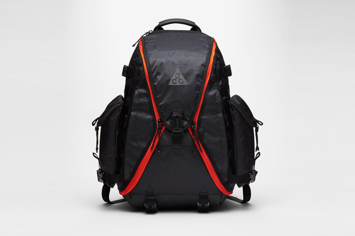 Detail Nike Quad Zip Backpack Nomer 2