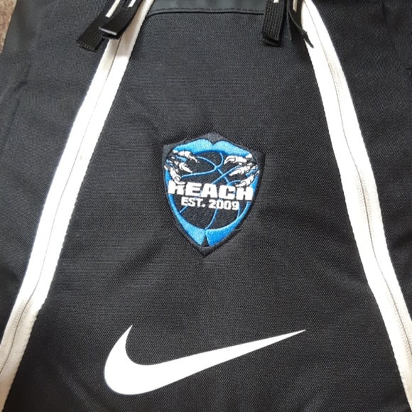 Detail Nike Quad Zip Backpack Nomer 14