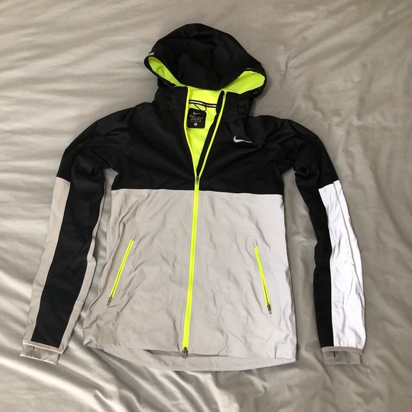 Detail Nike Shield Flash Running Jacket Nomer 30