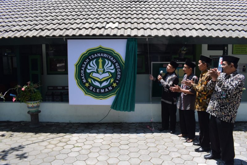 Detail Logo Madrasah Tsanawiyah Negeri Nomer 25