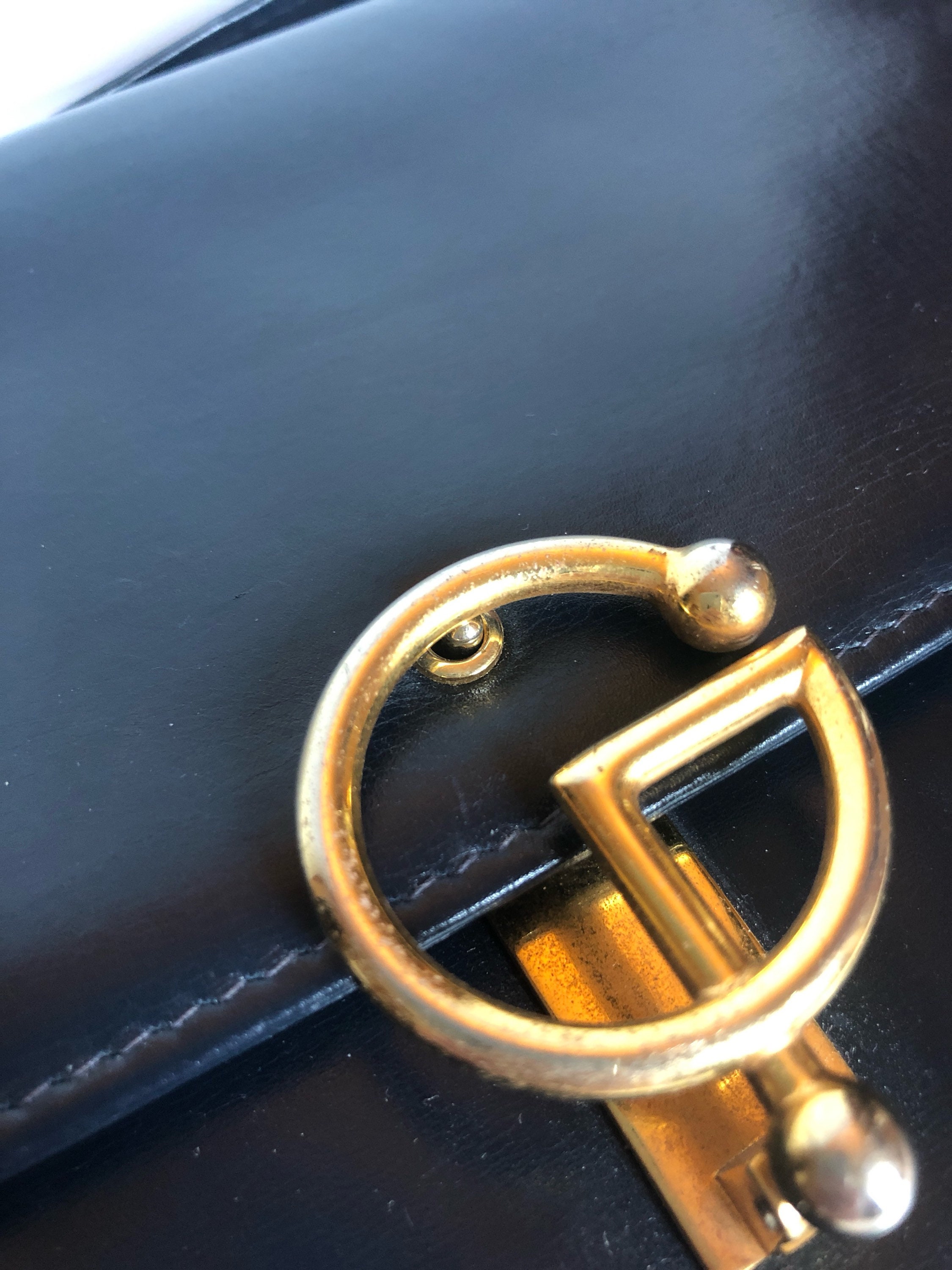 Detail Old Gucci Logo Nomer 40