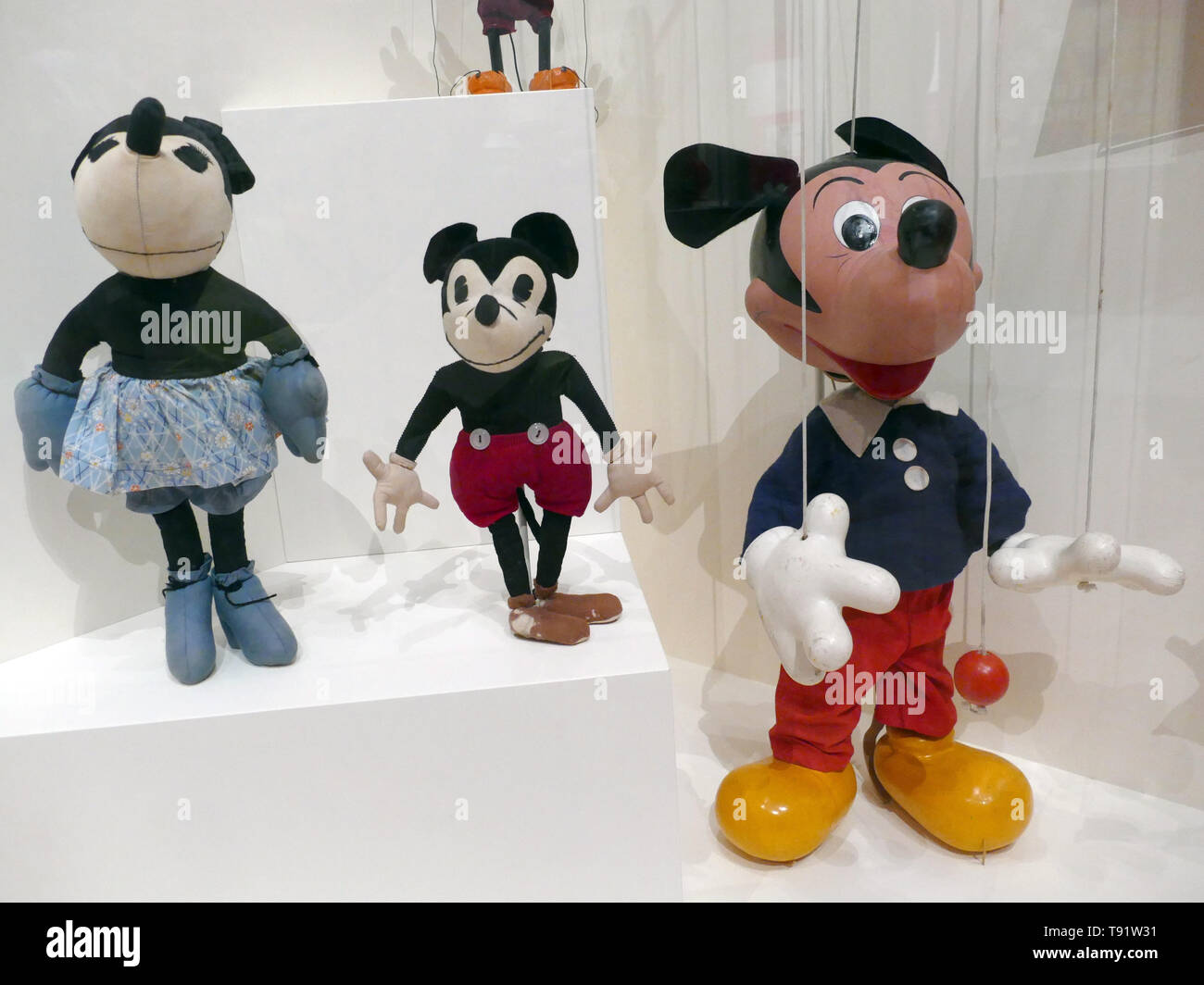 Detail Old Mickey Mouse Cartoon Characters Nomer 54