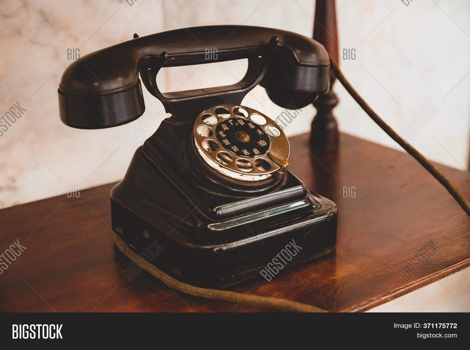 Detail Old Telephone Image Nomer 56