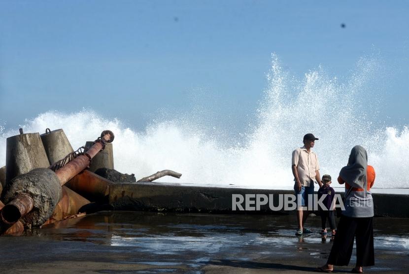 Detail Ombak Besar Pantai Selatan Nomer 43