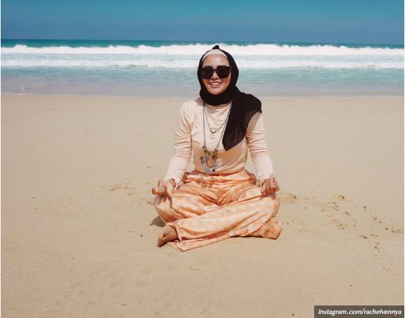 Detail Ootd Pantai Hijab Simple Nomer 40