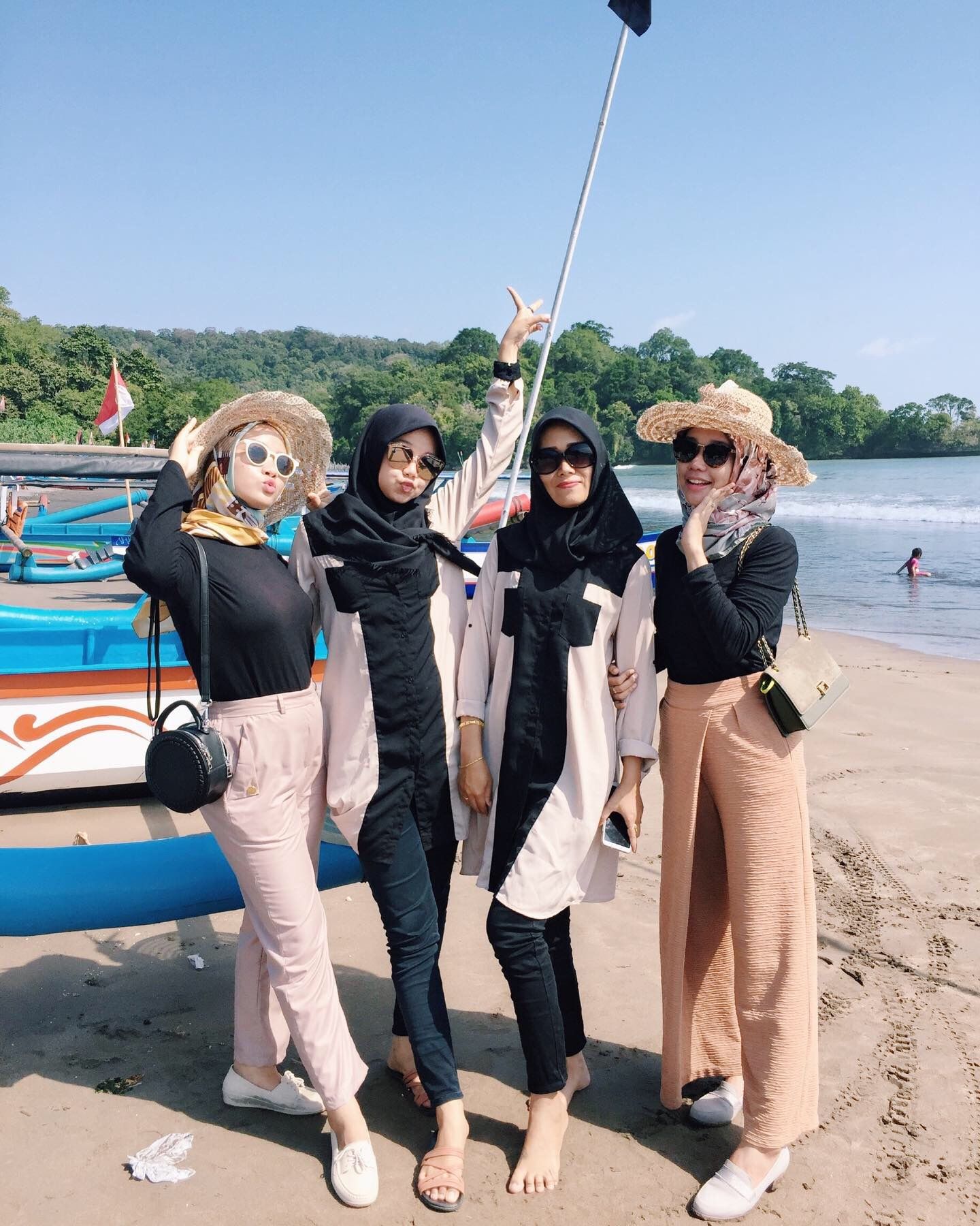 Detail Ootd Pantai Hijab Simple Nomer 9