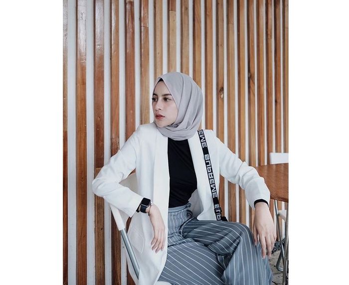 Detail Ootd Putih Abu Abu Nomer 3