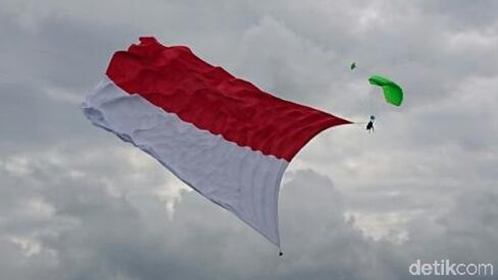 Detail Orang Bawa Bendera Merah Putih Nomer 17