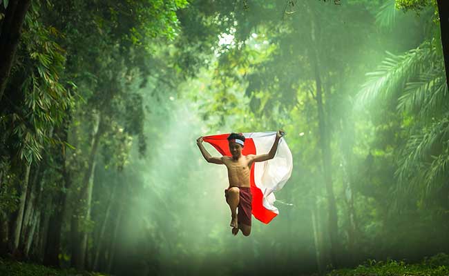 Detail Orang Bawa Bendera Merah Putih Nomer 29