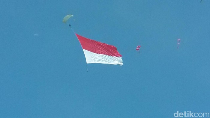 Detail Orang Bawa Bendera Merah Putih Nomer 39