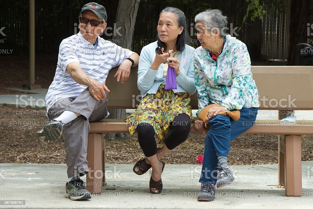 Detail Orang Duduk Di Taman Nomer 28