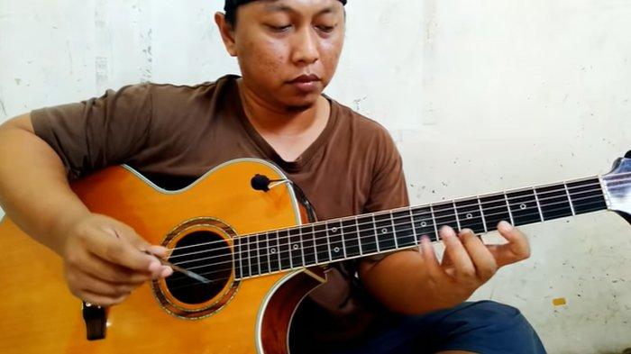 Detail Orang Main Gitar Nomer 38