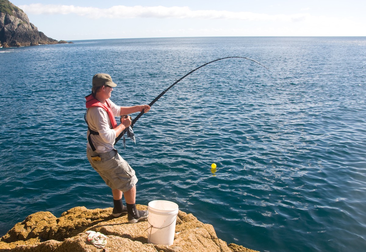 Detail Orang Mancing Di Laut Nomer 3