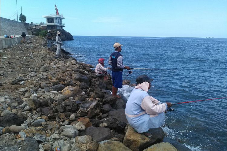 Detail Orang Mancing Di Laut Nomer 24