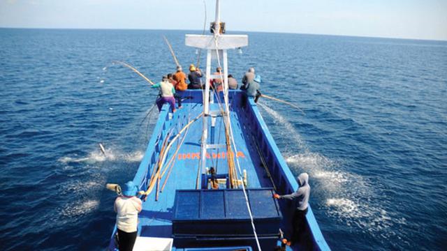 Detail Orang Mancing Di Laut Nomer 26