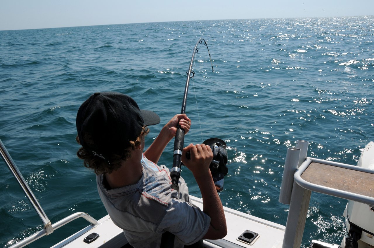 Detail Orang Mancing Di Laut Nomer 29