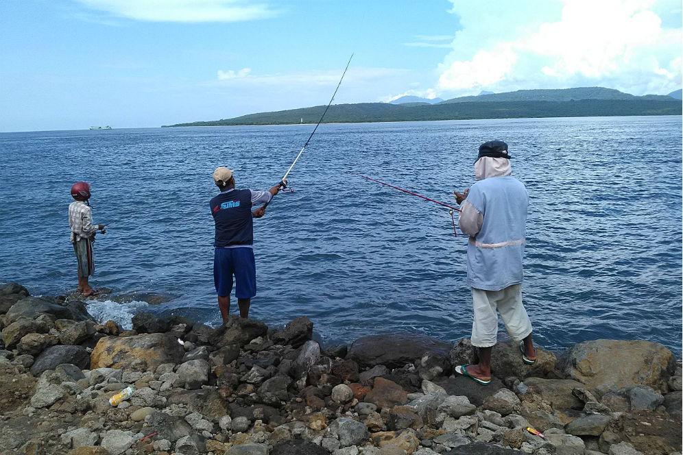 Detail Orang Mancing Di Laut Nomer 10