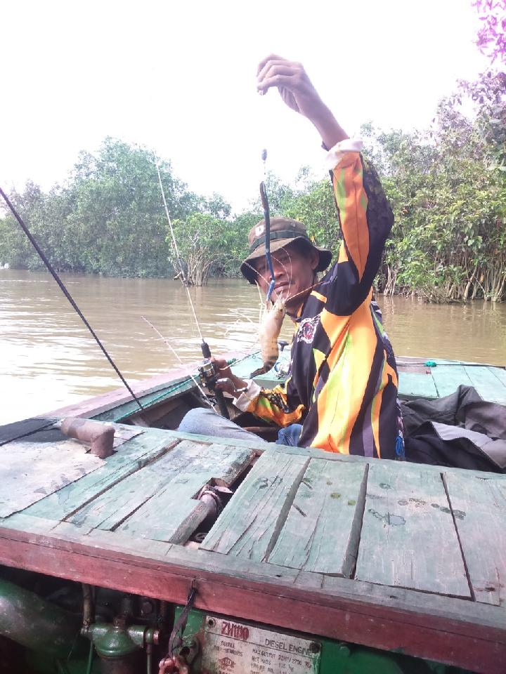 Detail Orang Mancing Di Sungai Nomer 35