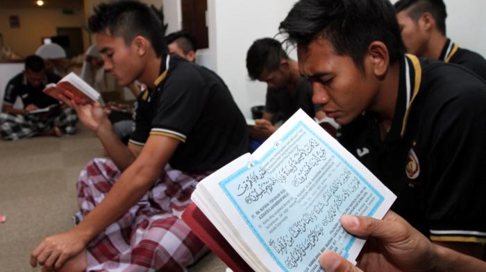 Detail Orang Membaca Surat Yasin Nomer 6