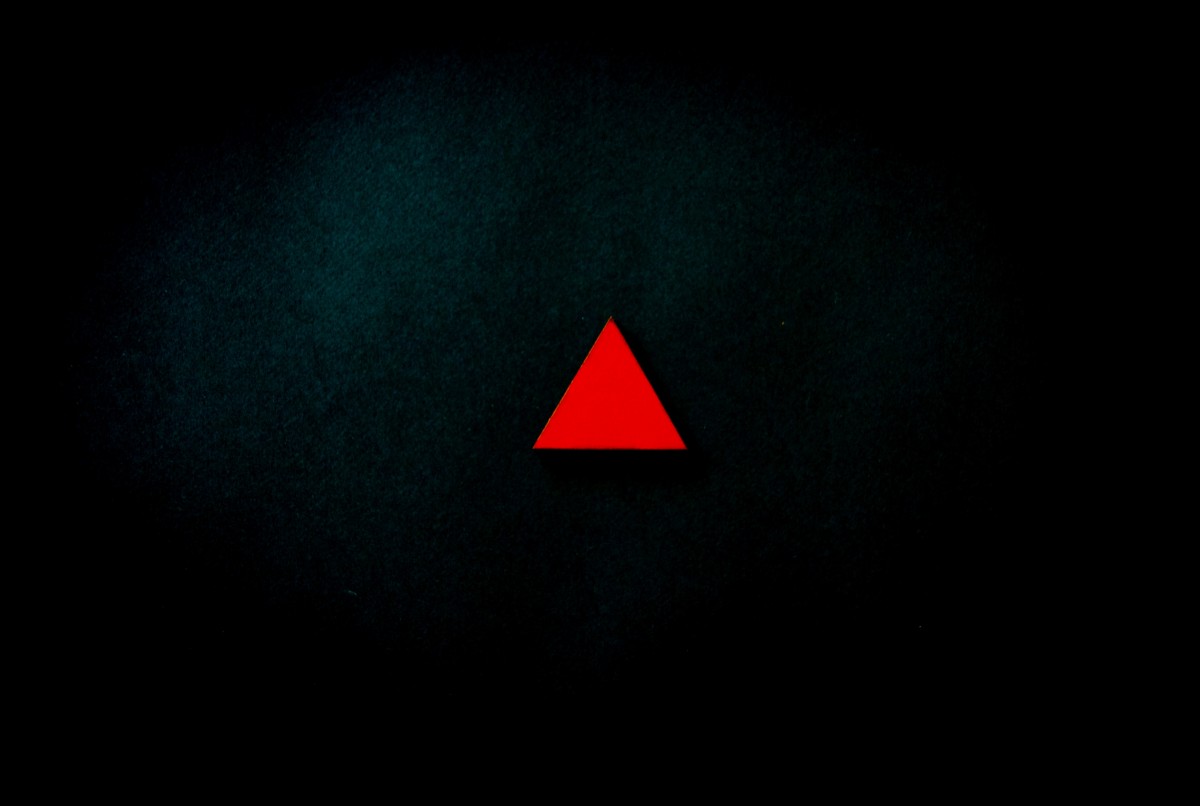 Detail Logo Segitiga Merah Nomer 25
