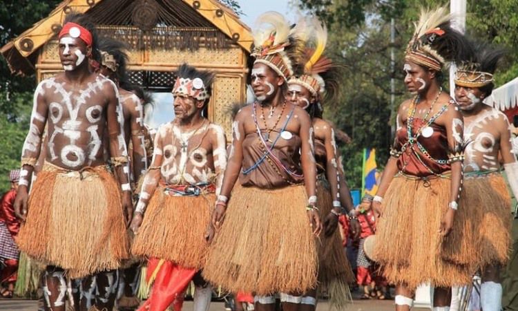 Detail Pakaian Adat Papua Gambar Rumah Adat Papua Nomer 17