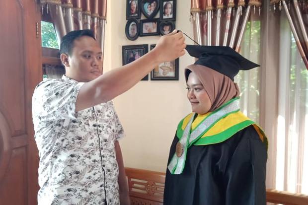 Detail Pas Foto Wisuda Sarjana Nomer 31