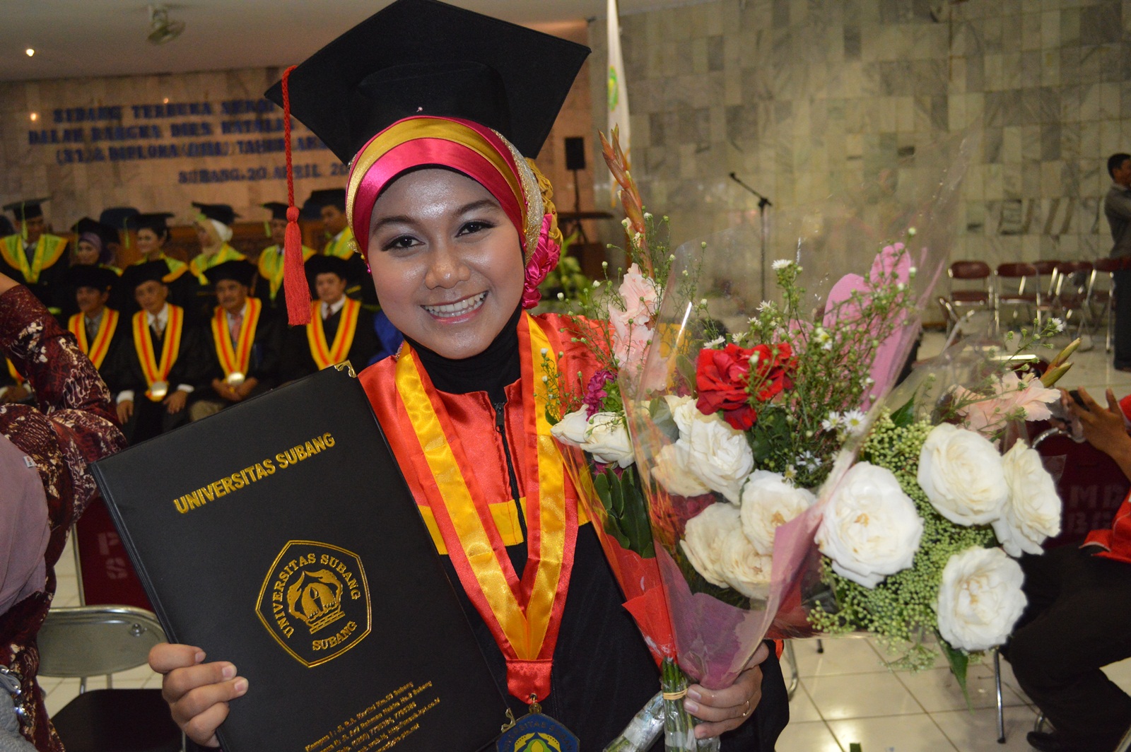 Detail Pas Foto Wisuda Sarjana Nomer 42