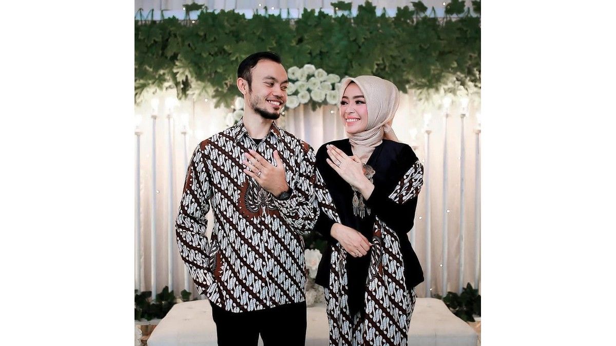 Pasangan Desain Baju Batik Modern - KibrisPDR