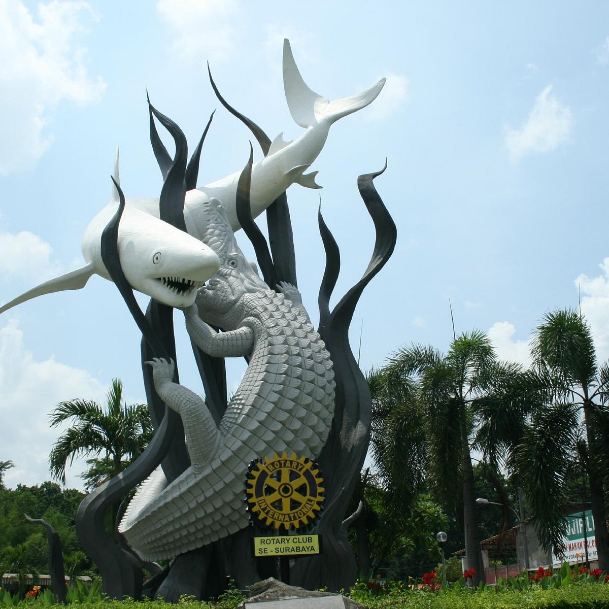 Detail Patung Sura Dan Buaya Nomer 10