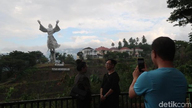 Detail Patung Tuhan Yesus Memberkati Nomer 32