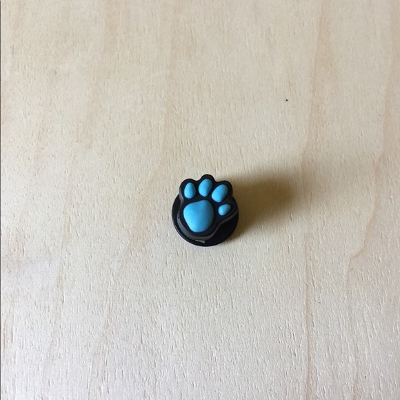 Detail Paw Print Crocs Nomer 12