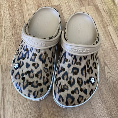 Detail Paw Print Crocs Nomer 14