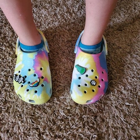 Detail Paw Print Crocs Nomer 16
