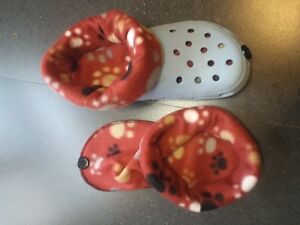 Detail Paw Print Crocs Nomer 20