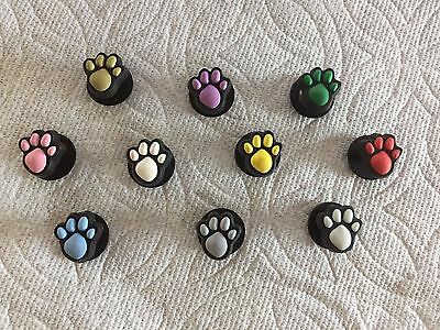 Detail Paw Print Crocs Nomer 3